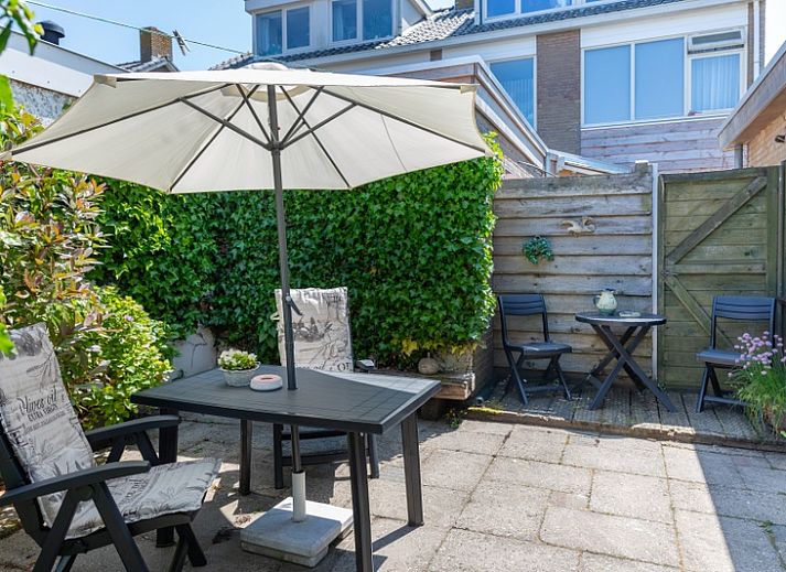 Sunny terrace at Bungalow 9708 in De Koog Texel, ideal for relaxation on the Wadden Island.