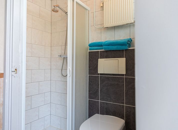 Sunny terrace at Bungalow 9708 in De Koog Texel, ideal for relaxation on the Wadden Island.