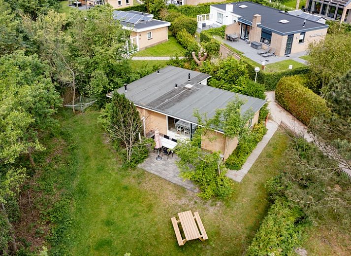 Aerial photo of Bungalowpark 't Luwe Land, Bungalow 51 in De Koog, Texel, surrounded by green nature.