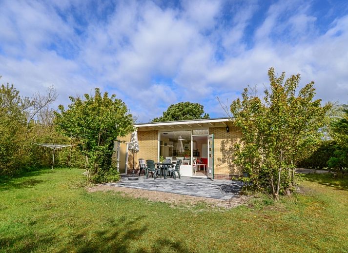 Aerial photo of Bungalowpark 't Luwe Land, Bungalow 51 in De Koog, Texel, surrounded by green nature.
