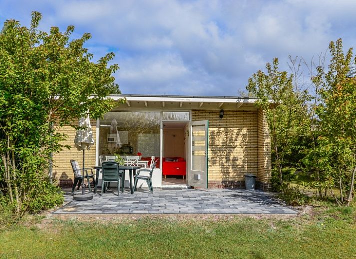 Aerial photo of Bungalowpark 't Luwe Land, Bungalow 51 in De Koog, Texel, surrounded by green nature.