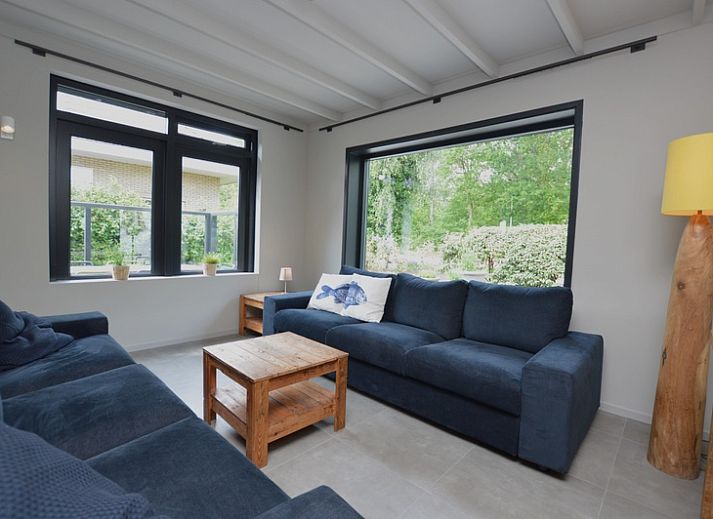 Ruijslaan 73, Ferienhaus in De Koog, Texel, mit schoener weisser Fassade und grossem Garten.