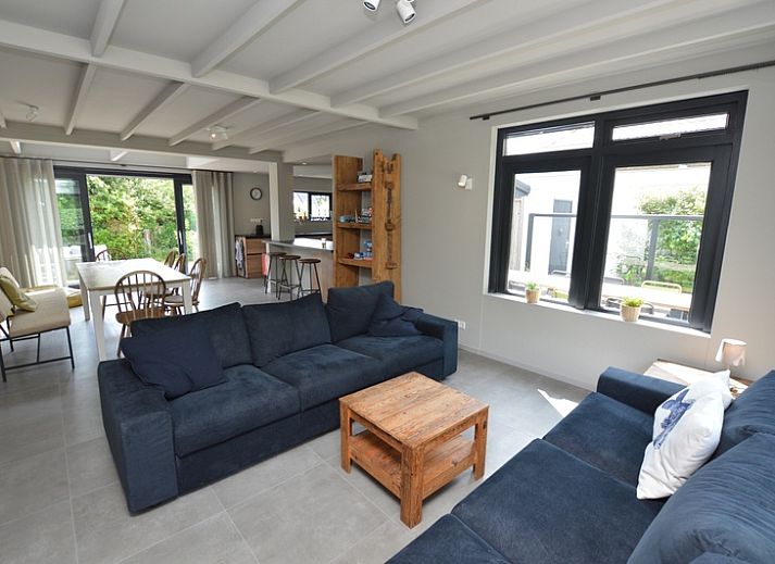 Ruijslaan 73, Ferienhaus in De Koog, Texel, mit schoener weisser Fassade und grossem Garten.