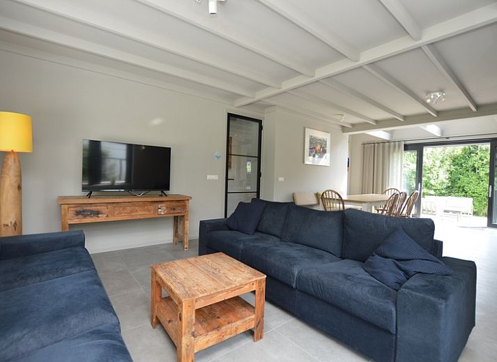 Ruijslaan 73, Ferienhaus in De Koog, Texel, mit schoener weisser Fassade und grossem Garten.