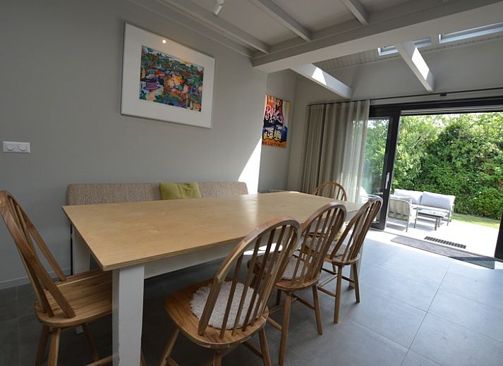 Gemuetliches Wohnzimmer in der Ruijslaan 73, De Koog, Texel, mit bequemen Sofas und grossen Fenstern.