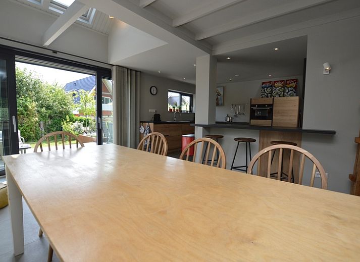 Gemuetliches Wohnzimmer in der Ruijslaan 73, De Koog, Texel, mit bequemen Sofas und grossen Fenstern.