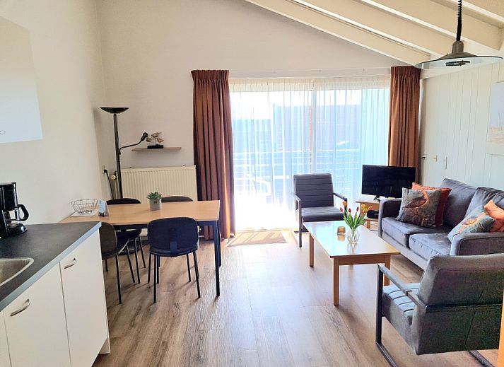 Gezellige woonkamer Motel Texel Appartement (Z) in De Koog, Texel met veel lichtinval en comfortabele zitplekken.