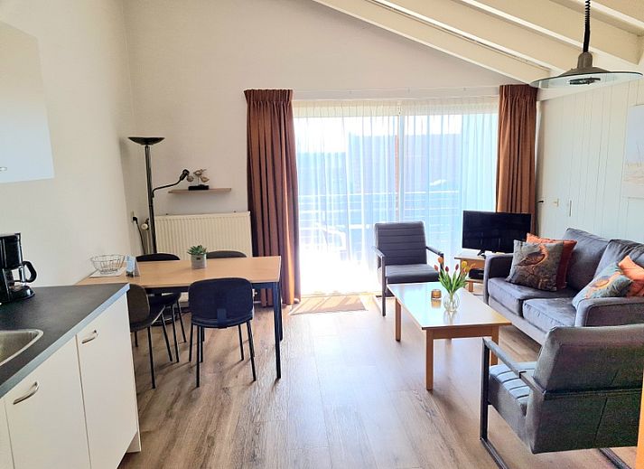 Gezellige woonkamer Motel Texel Appartement (Z) in De Koog, Texel met veel lichtinval en comfortabele zitplekken.