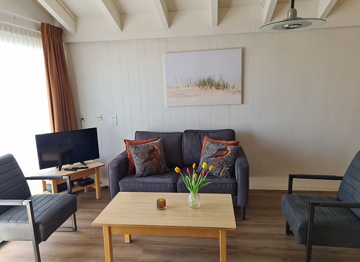 Gezellige woonkamer Motel Texel Appartement (Z) in De Koog, Texel met veel lichtinval en comfortabele zitplekken.
