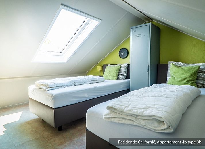 Cozy living room in Type 3B vacation home in De Koog, Texel with comfortable seating area and lots of natural light.