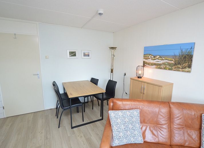 Helles Wohnzimmer im Motel Texel - Apartment 208/1L, De Koog, Texel, mit Balkonblick und moderner Einrichtung.