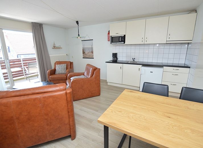 Helles Wohnzimmer im Motel Texel - Apartment 208/1L, De Koog, Texel, mit Balkonblick und moderner Einrichtung.