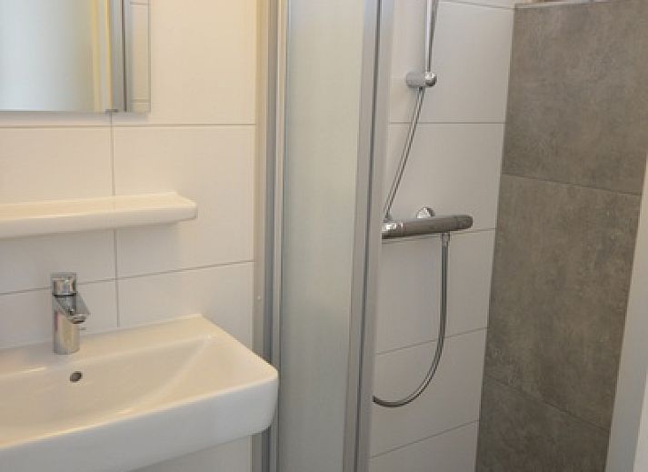 Helles Wohnzimmer im Motel Texel - Apartment 208/1L, De Koog, Texel, mit Balkonblick und moderner Einrichtung.