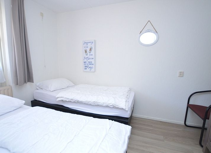 Helles Wohnzimmer im Motel Texel - Apartment 208/1L, De Koog, Texel, mit Balkonblick und moderner Einrichtung.