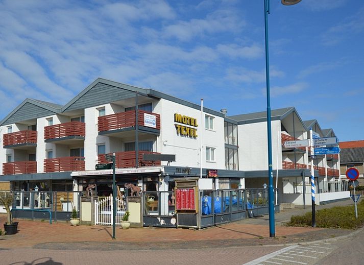 Helles Wohnzimmer im Motel Texel - Apartment 208/1L, De Koog, Texel, mit Balkonblick und moderner Einrichtung.