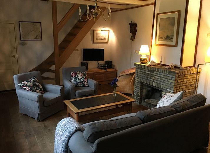 Front house vacation home in De Koog Texel with traditional facade and green shutters.
