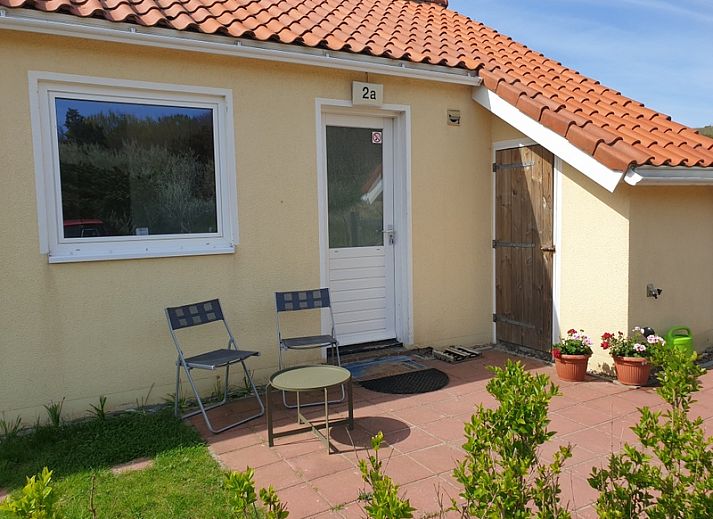De Duinpan - Dune House Texel in De Koog, surrounded by dunes and colorful flowers, ideal for nature lovers.