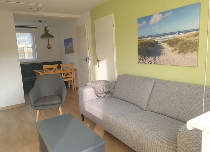 De Duinpan - Dune House Texel in De Koog, surrounded by dunes and colorful flowers, ideal for nature lovers.