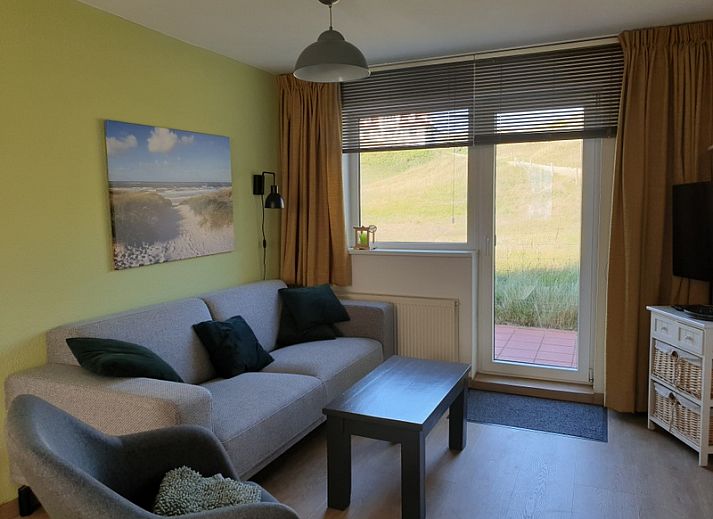 De Duinpan - Dune House Texel in De Koog, surrounded by dunes and colorful flowers, ideal for nature lovers.