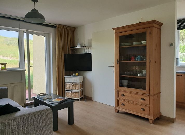 De Duinpan - Dune House Texel in De Koog, surrounded by dunes and colorful flowers, ideal for nature lovers.