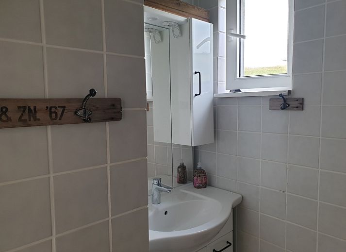 Charming terrace at De Duinpan - Duinhuisje Texel in De Koog, perfect for relaxing outside in the sun.