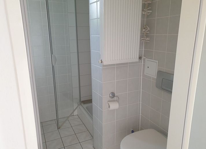 Charming terrace at De Duinpan - Duinhuisje Texel in De Koog, perfect for relaxing outside in the sun.