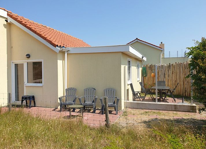 Charming terrace at De Duinpan - Duinhuisje Texel in De Koog, perfect for relaxing outside in the sun.