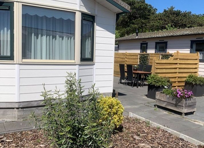 Chaletpark Bregkoog - Chalet Bregkoog 203 in De Koog, Texel with modern exterior and green surroundings.