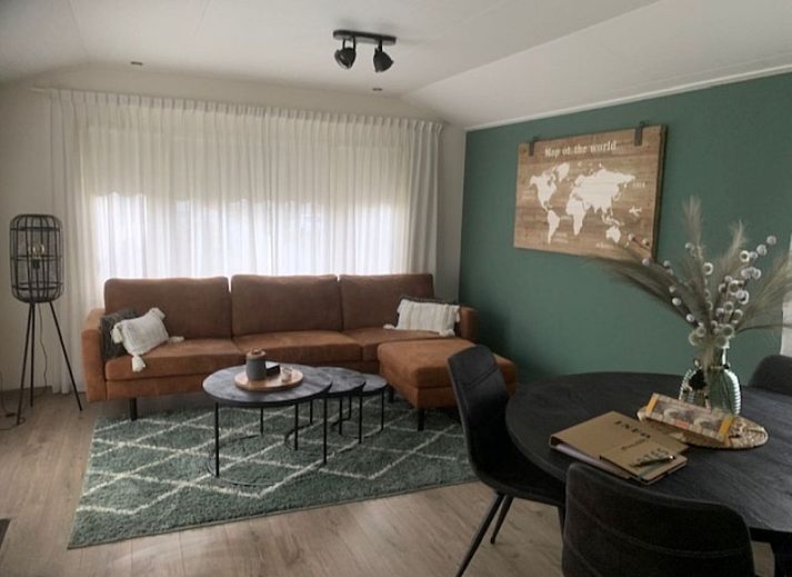 Chaletpark Bregkoog - Chalet Bregkoog 203 in De Koog, Texel with modern exterior and green surroundings.