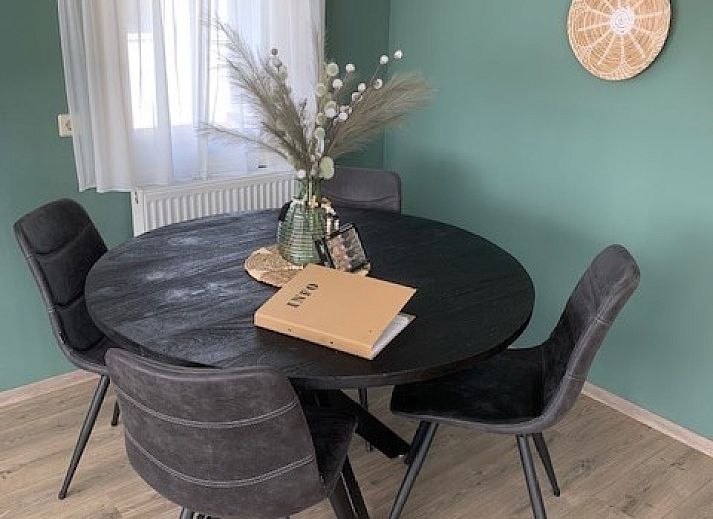 Chaletpark Bregkoog - Chalet Bregkoog 203 in De Koog, Texel with modern exterior and green surroundings.