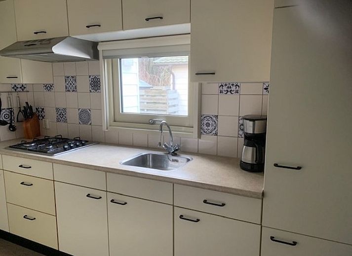 Vacation home Chalet Bregkoog 203, located in De Koog, Texel, with spacious driveway and green surroundings.