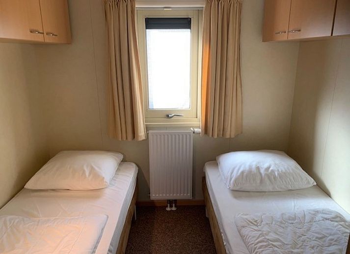 Vacation home Chalet Bregkoog 203, located in De Koog, Texel, with spacious driveway and green surroundings.