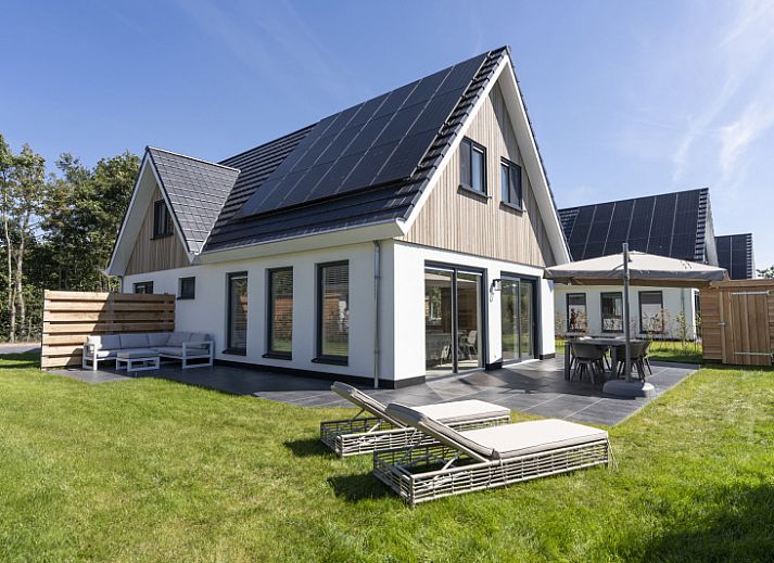 Villa 19 in De Koog, Texel, bietet eine geraeumige Terrasse mit modernen Sitzgelegenheiten, ideal fuer Sommerabende auf den Watteninseln.