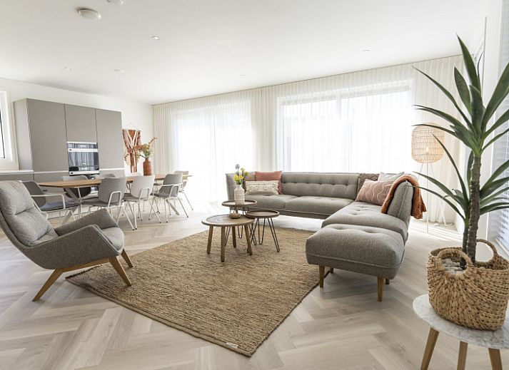 Villa 19 in De Koog, Texel, bietet eine geraeumige Terrasse mit modernen Sitzgelegenheiten, ideal fuer Sommerabende auf den Watteninseln.