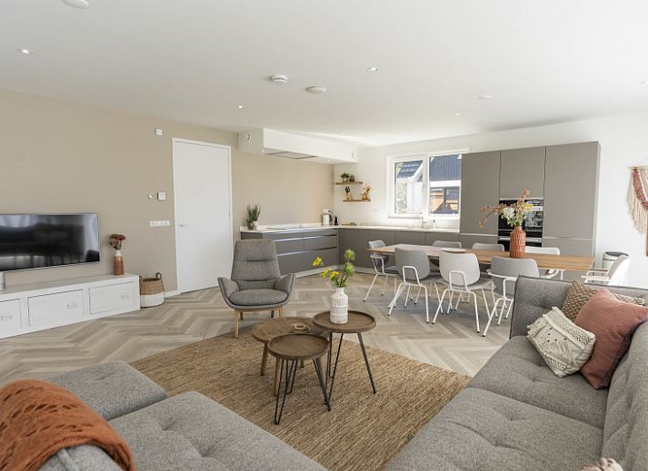 Villa 19 in De Koog, Texel, bietet eine geraeumige Terrasse mit modernen Sitzgelegenheiten, ideal fuer Sommerabende auf den Watteninseln.