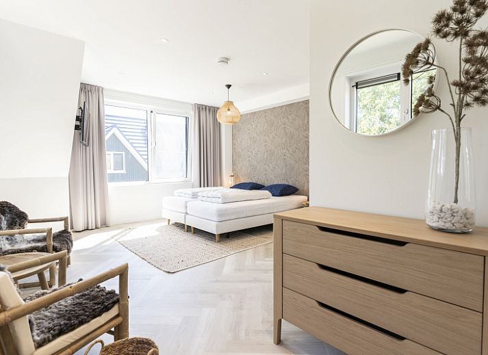 Geniessen Sie die Sonne auf dem gruenen Rasen und der Terrasse der Villa 19, einem Ferienhaus in De Koog, Texel, umgeben von Natur.