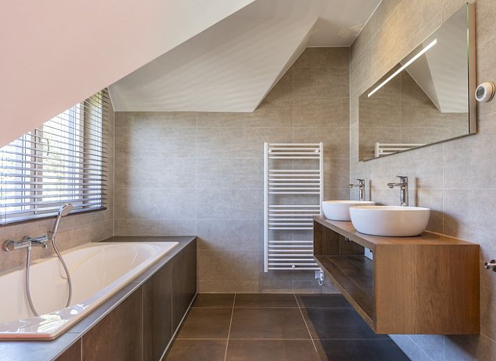 Geniessen Sie die Sonne auf dem gruenen Rasen und der Terrasse der Villa 19, einem Ferienhaus in De Koog, Texel, umgeben von Natur.