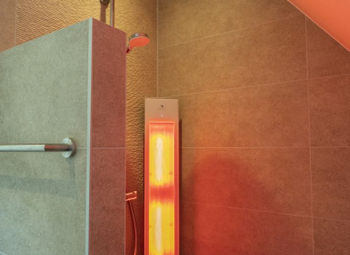 Geniessen Sie die Sonne auf dem gruenen Rasen und der Terrasse der Villa 19, einem Ferienhaus in De Koog, Texel, umgeben von Natur.