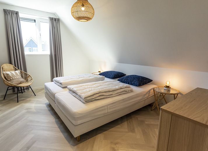 Geniessen Sie die Sonne auf dem gruenen Rasen und der Terrasse der Villa 19, einem Ferienhaus in De Koog, Texel, umgeben von Natur.