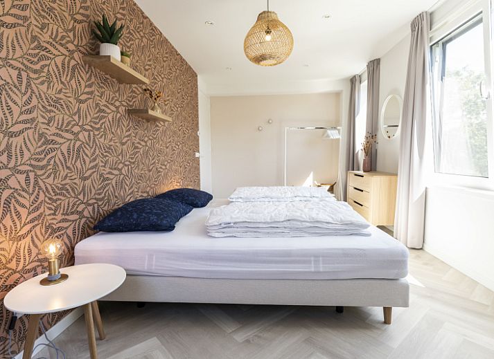 Geniessen Sie die Sonne auf dem gruenen Rasen und der Terrasse der Villa 19, einem Ferienhaus in De Koog, Texel, umgeben von Natur.