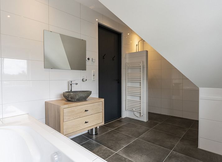 Modern living room of Villa 37, De Koog, Texel. Comfortable seating area in vacation home on the Wadden Islands.