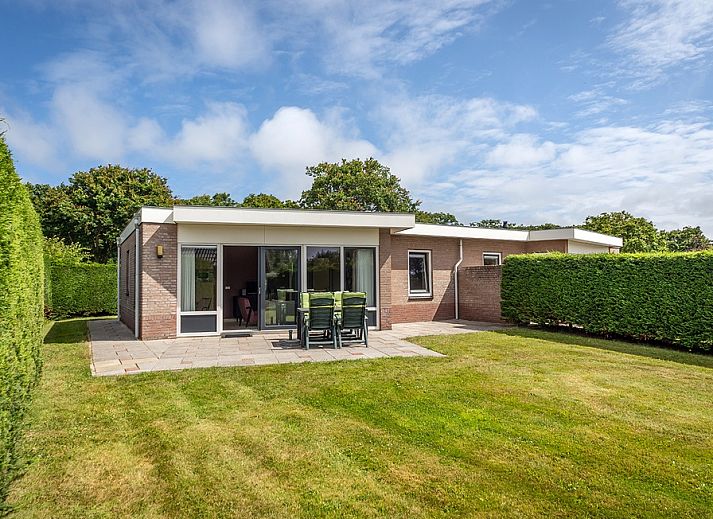 Bungalow 31 in De Koog, Texel mit grosser Terrasse und gruenem Garten, ideal fuer einen erholsamen Urlaub auf den Watteninseln.