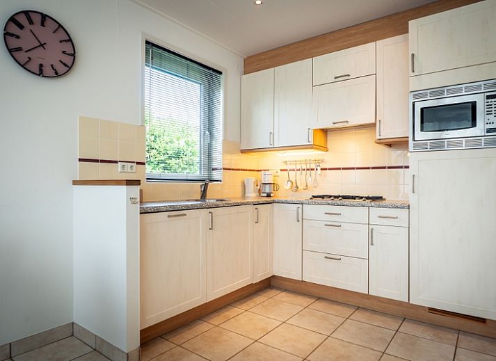 Ferienhaus Bungalow 31 in De Koog, Texel mit Sonnenterrasse und umgebender Natur fuer einen erholsamen Aufenthalt.