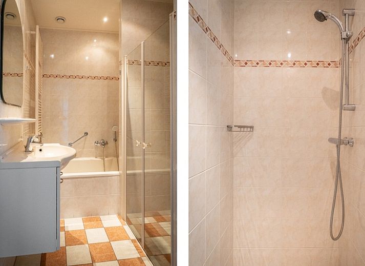 Ferienhaus Bungalow 31 in De Koog, Texel mit Sonnenterrasse und umgebender Natur fuer einen erholsamen Aufenthalt.