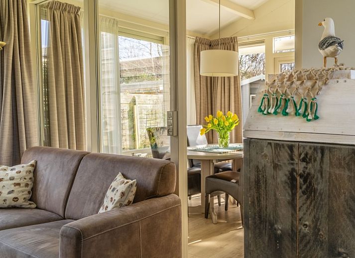 Exterior of vacation home De Anemoon in De Koog, Texel, surrounded by colorful flowers.