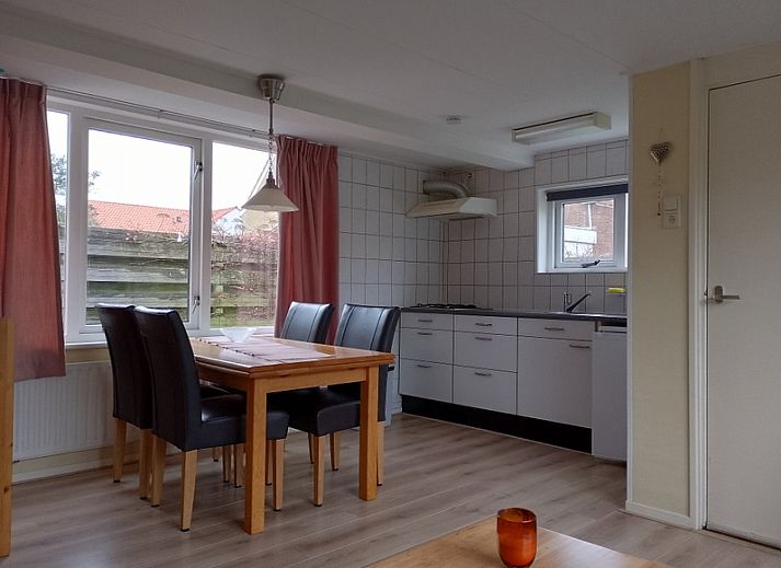 Gemuetliche Terrasse im Ferienhaus Brink 20 in De Koog Texel, ideal fuer Mahlzeiten im Freien auf den Watteninseln.