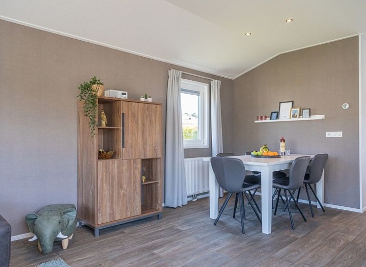 Chalet Bregkoog 262 in De Koog, Texel, offers a modern exterior at Chaletpark Bregkoog, surrounded by the Wadden Islands.