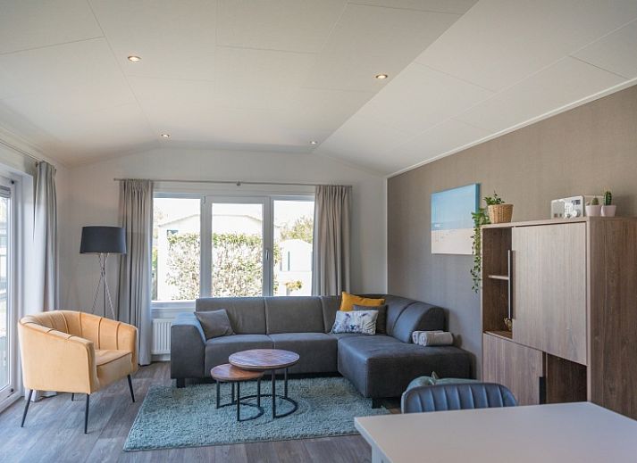 Chalet Bregkoog 262 in De Koog, Texel, offers a modern exterior at Chaletpark Bregkoog, surrounded by the Wadden Islands.