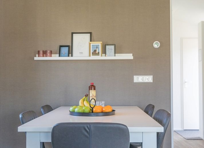 Chalet Bregkoog 262 in De Koog, Texel, offers a modern exterior at Chaletpark Bregkoog, surrounded by the Wadden Islands.