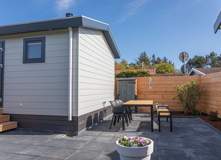 Cozy dining room in Chalet Bregkoog 262, De Koog, Texel, perfect for family dinners on the Wadden Islands.